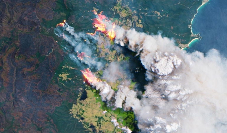 Satelitska snimka koju je 31. prosinca 2019. snimila misija Copernicus Sentinel-2 pokazuje dim od požara na istočnoj obali Australije. Podaci programa Copernicus Sentinel (2019.), koje je obradila ESA. // CC BY-SA 3.0 IGO