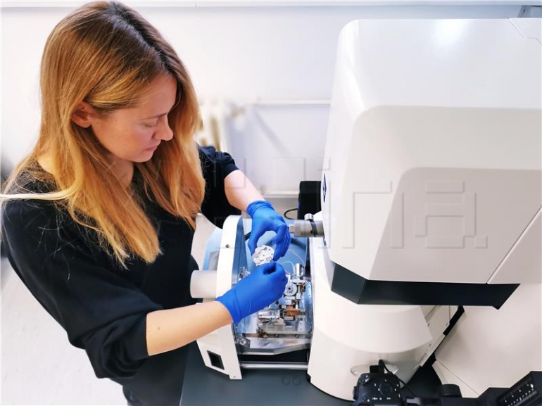 Istražujući preživljavanje jedne od najvažnijih skupina algi u oceanu u uvjetima bez svjetlosti, znanstvenica s IRB-a Jelena Godrijan u suradnji s kolegama s Bigelow laboratorija za oceanske znanosti, došla je do novih otkrića važnih za razumijevanje globalnog ciklusa ugljika. foto HINA/ IRB/ ua