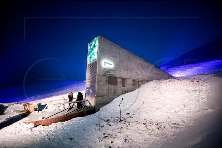 Predstavnici mnogih zemalja i sveučilišta stižu u trezor s novim sjemenom, u globalni sjemenski trezor Svalbard, u Longyearbyenu, Norveška, 25. veljače 2020. EPA