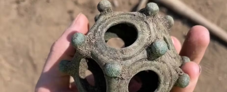Novootkriveni dodekaedar fotografiran tijekom kopanja. (Norton Disney Archaeology Group)
