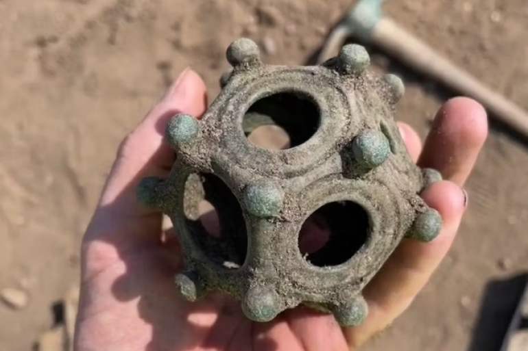 Novootkriveni dodekaedar fotografiran tijekom kopanja. (Norton Disney Archaeology Group)