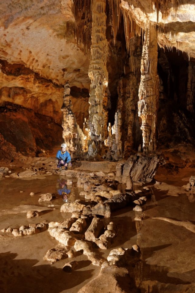 Neki od namjerno raspoređenih speleotema u špilji Saint-Marcel, sastavljenih od 69 komada stalagmita i panjeva. (Delannoy et al., J. Archaeol. Method Theory , 2024.)